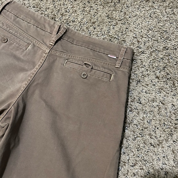 Levi’s Tab Twill Shorts - Picture 7 of 9